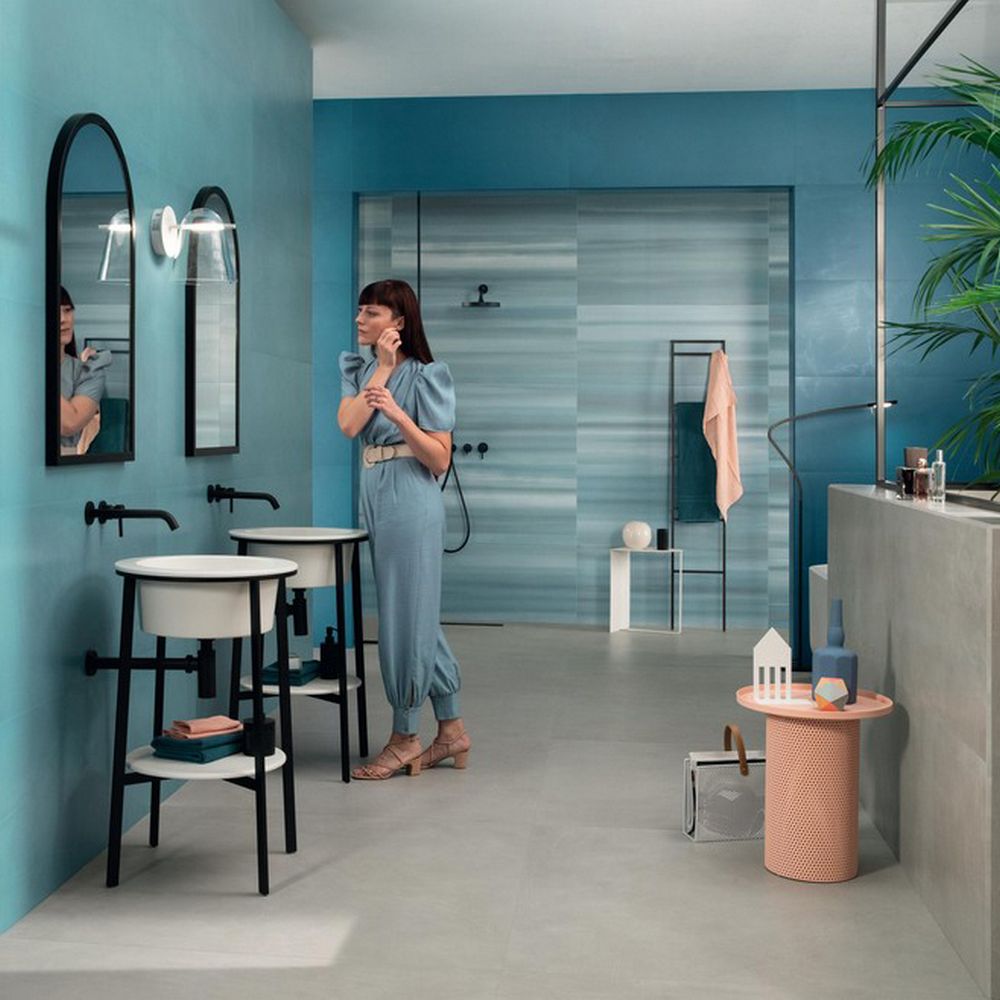 donna che si specchia dentro a bagno arredato cercamiche atlas concorde